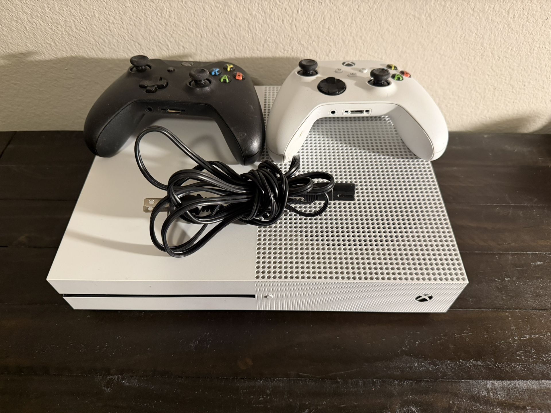 XBOX One Console Plus 2 Remote Controllers