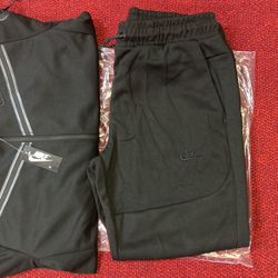 MEDIUM NIKE BLACK HOODIE AND SWEATPANTS 