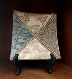 Ceramic plate with Stand