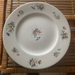Syracuse China Selma Pattern Lunch Plates- Width: 10 3/8 in-7 Plates 