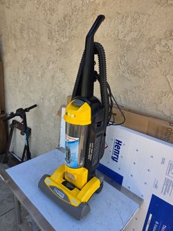 Eureka The Boss Vacuum upright strong suction great condition sweeping cleaning