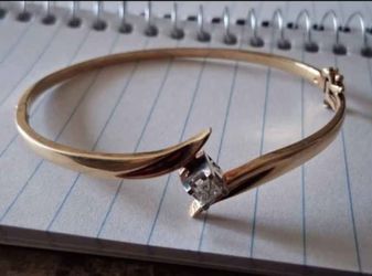 14kt Gold Bangle Bracelet w/ Large Diamond. 9.08 grams.