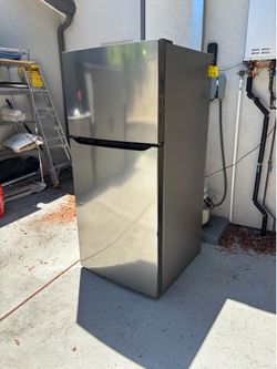 2023 LG refrigerator 30 inch wide stainless like new barely used.
