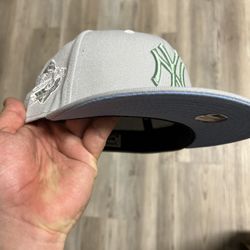 Feature X New Era New York Yankee Fitted Size 7 3/8 w/ Pins