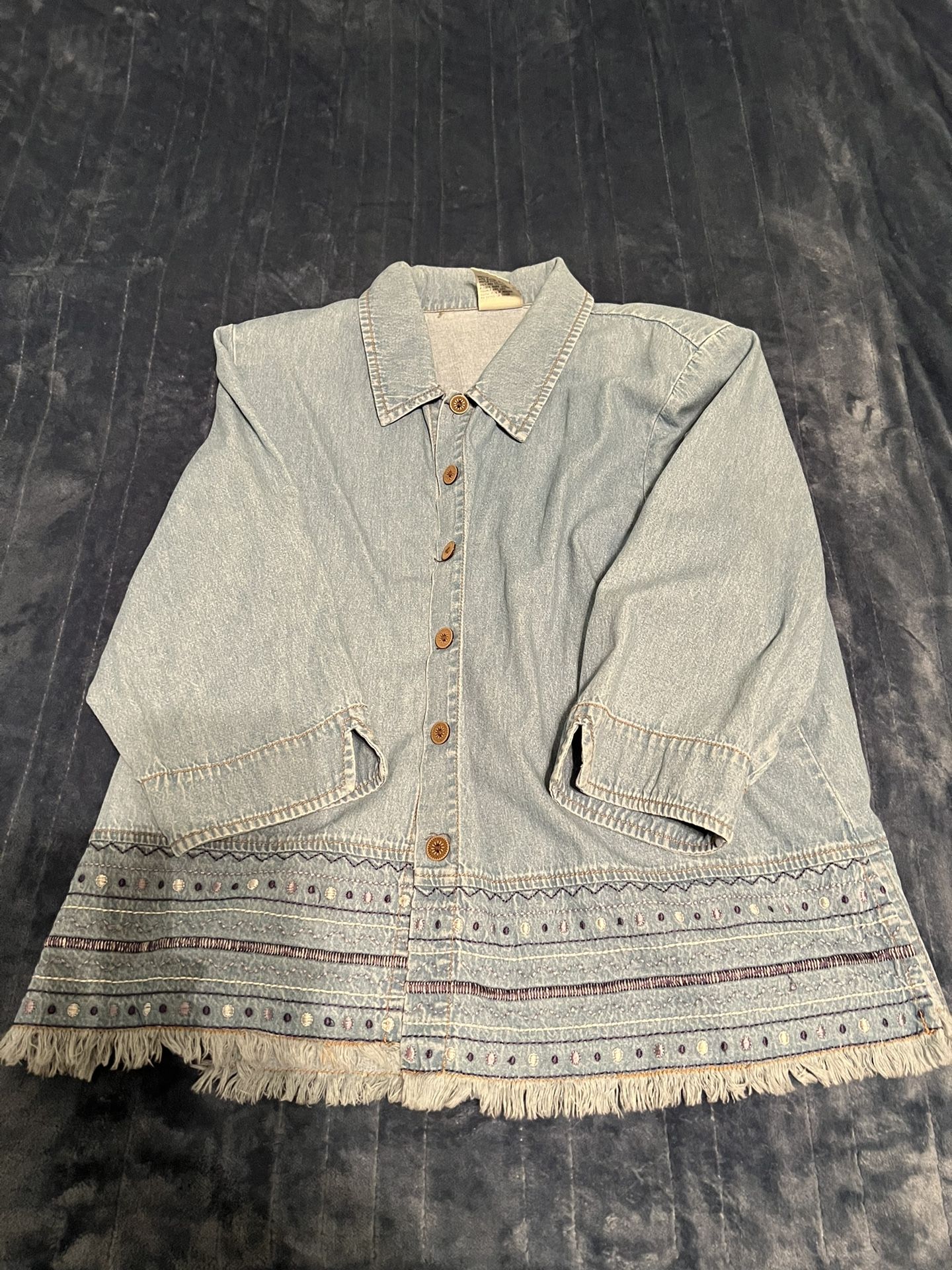 Vintage Allison Daley Women’s Lightweight Blue Denim Jacket 14P 100% Cotton Button Up w/Shoulder Pads, Embroidered Bottom & Fringe Hem