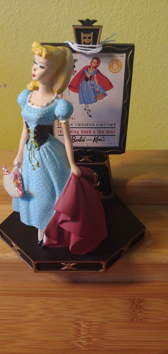 BARBIE COLLECTIBLE FIGURINE