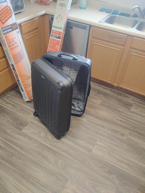 Kenneth Cole Reaction 28" Luggage