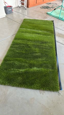 New fake grass rug 46 inches wide by 108 inches long
