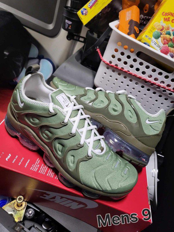 Nike
Green Air Vapormax Plus Sneakers 