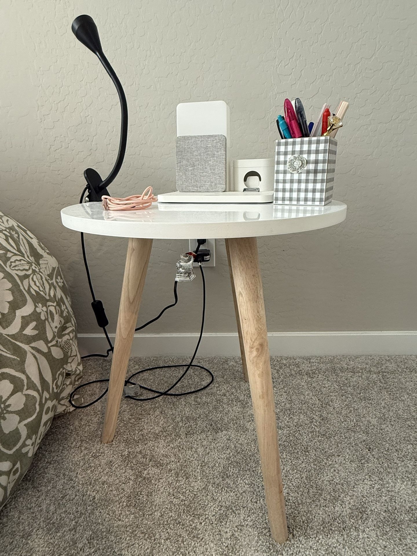 Set Of 2 Round Side/ End Table, Accent Nightstand Modern for Living Room Bedroom Office