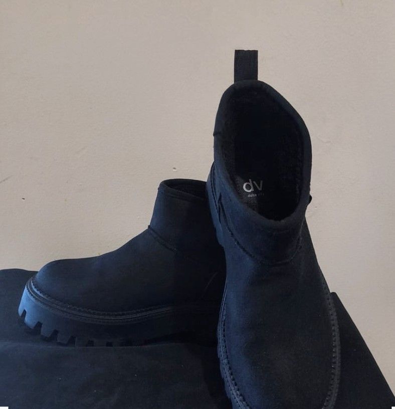 DV Dolce Vita Black Lug Sole Ankle Boots Women's Size 7.5 Faux Fur Lined
