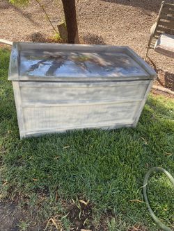 Storage Container Suncast  40”w 18”Tall
