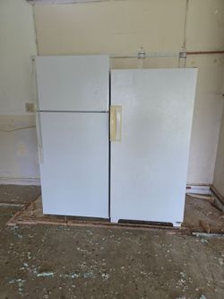 White refrigerator GE+kenmore freezer. Working