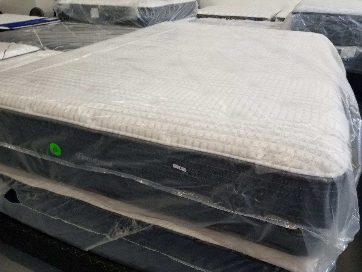 Queen Simmons Beautyrest Silver 900C Medium Mattress