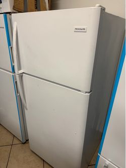 Frigidaire white top freezer 18 cu ft like new condition