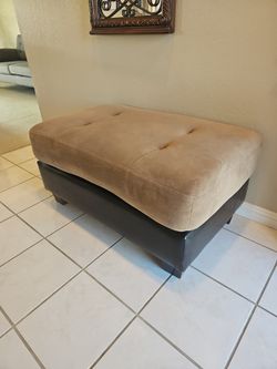 Tufted Ottoman with Dark Base