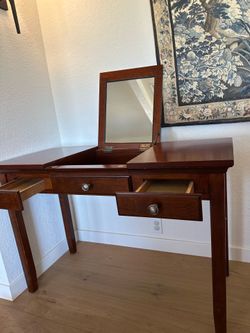 Makeup vanity desk with mirror