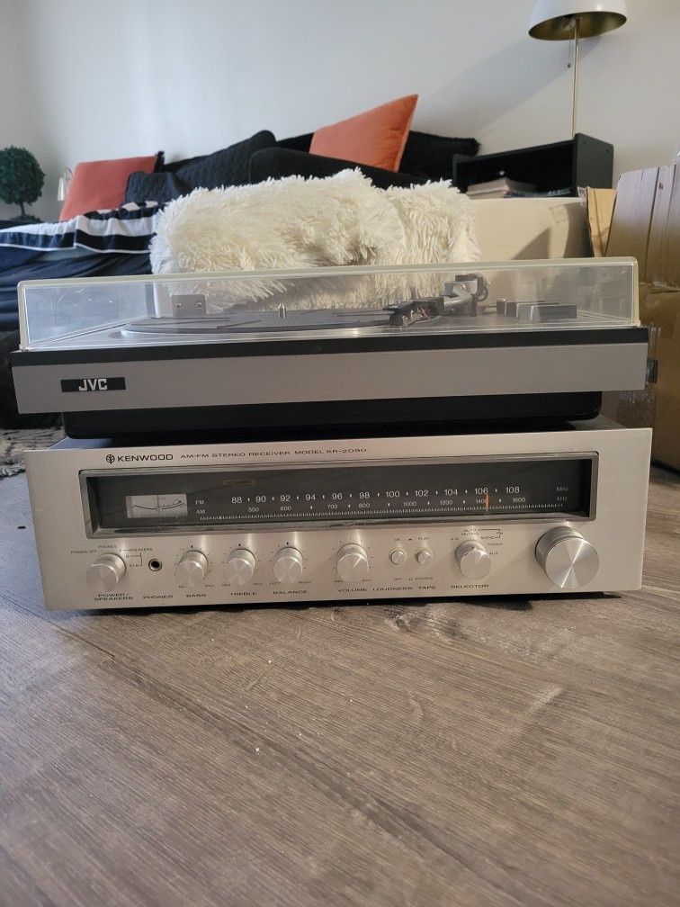 VINTAGE VINYL RECORD PLAYER SOUND SYSTEM