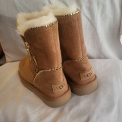 Boots Ugg Size 6