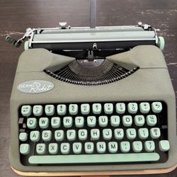 1957 Hermes Rocket Ultraportable Typewriter - Excellent Condition 