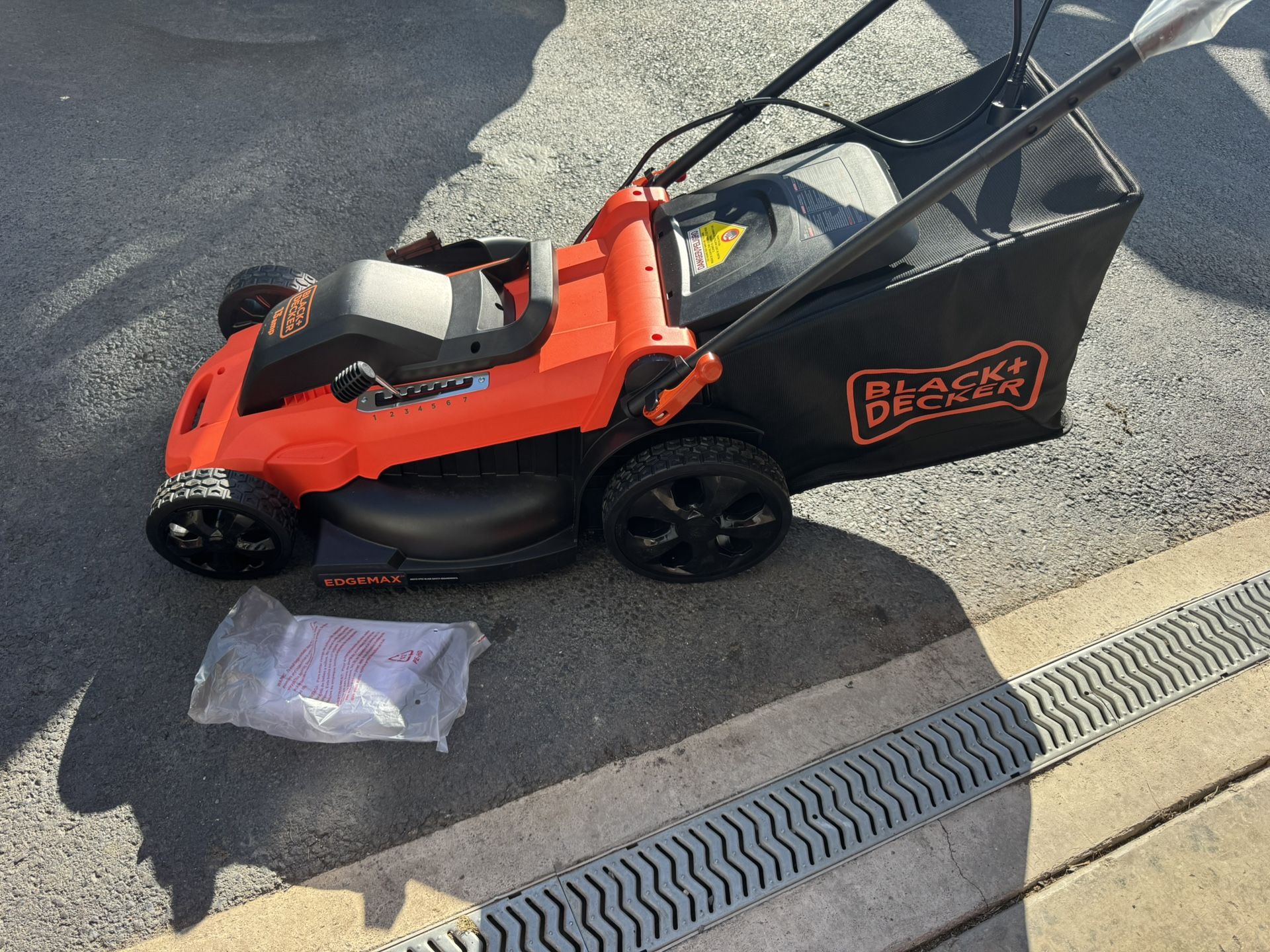 New Black n Decker Corded Mower 13Amp w/ 20” Cutting Width And Bag, Side Chute. Must Pickup