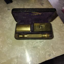 2 Different Types Of Vintage Razors