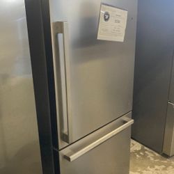Hisense Bottom Freezer Fridge 33in 