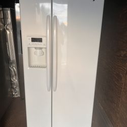 33” White Side By Side Refrigerator General Electric DELIVERY AVAILABLE 🚚