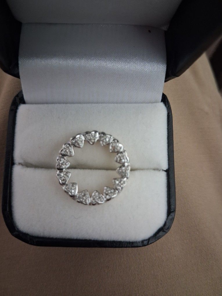 10kt Gold Pendant Says "MOM"