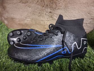 Soccer cleats us size 3.5youth