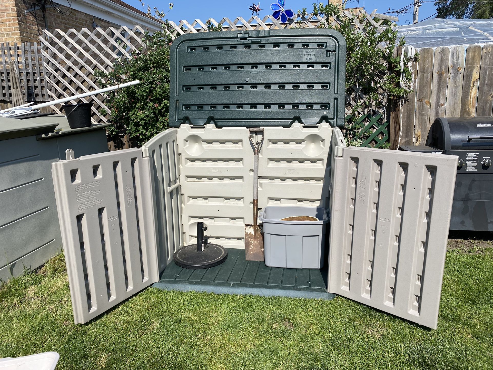 Rubbermaid Large Horizontal Outdoor Storage Shed In Good Condition
