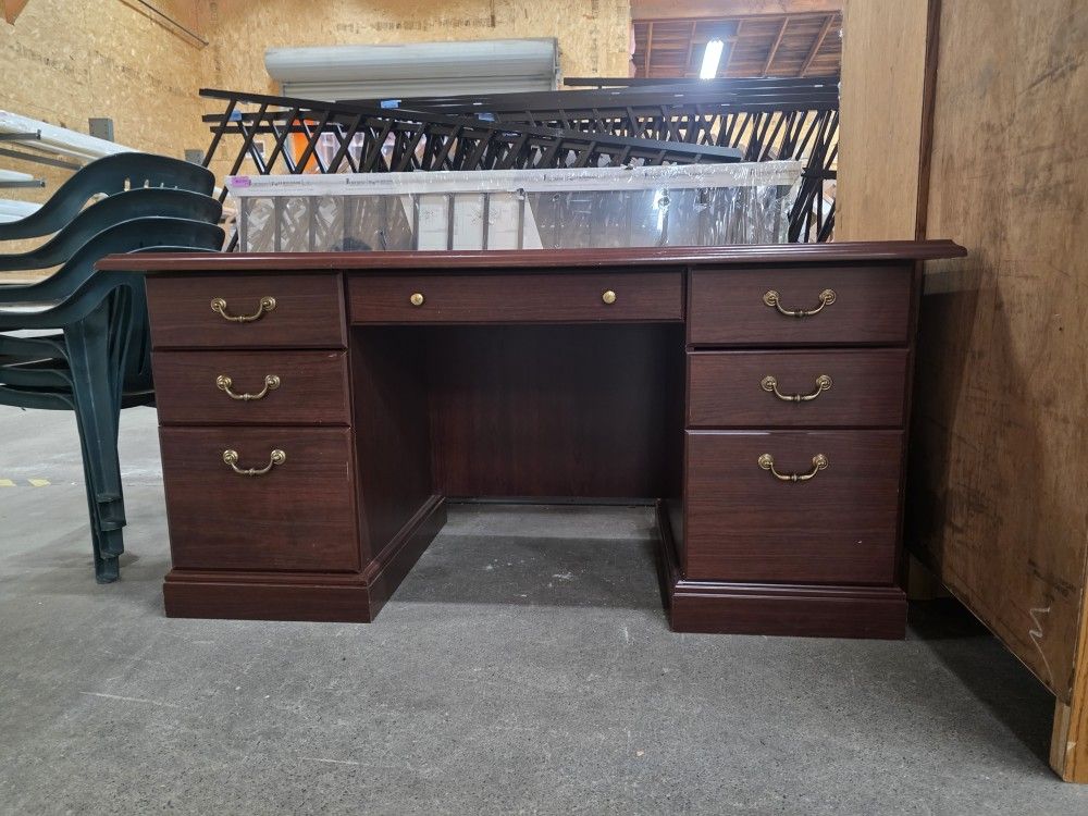 Grand Desk