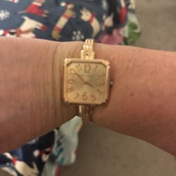 Woman’s Watch Gold