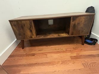 Tv stand/entertainment center