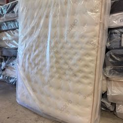 Queen mattress Saatva Classic 