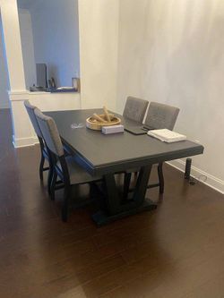 Rooms to Go Dining Table and 4 Chairs