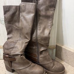Jellypop Calista Size 7.5 Knee-high boots in a brown tan color.  Excellent Condition. Clean, well cared for, lots of life left . Ready for pickup or s