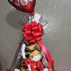 Valentine Gift Tiger With Chocolate 