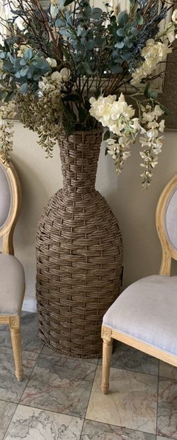 Gorgeous wicker vase only. (Floral not included)