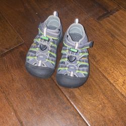 waterproof keen shoes size 10 kids never used