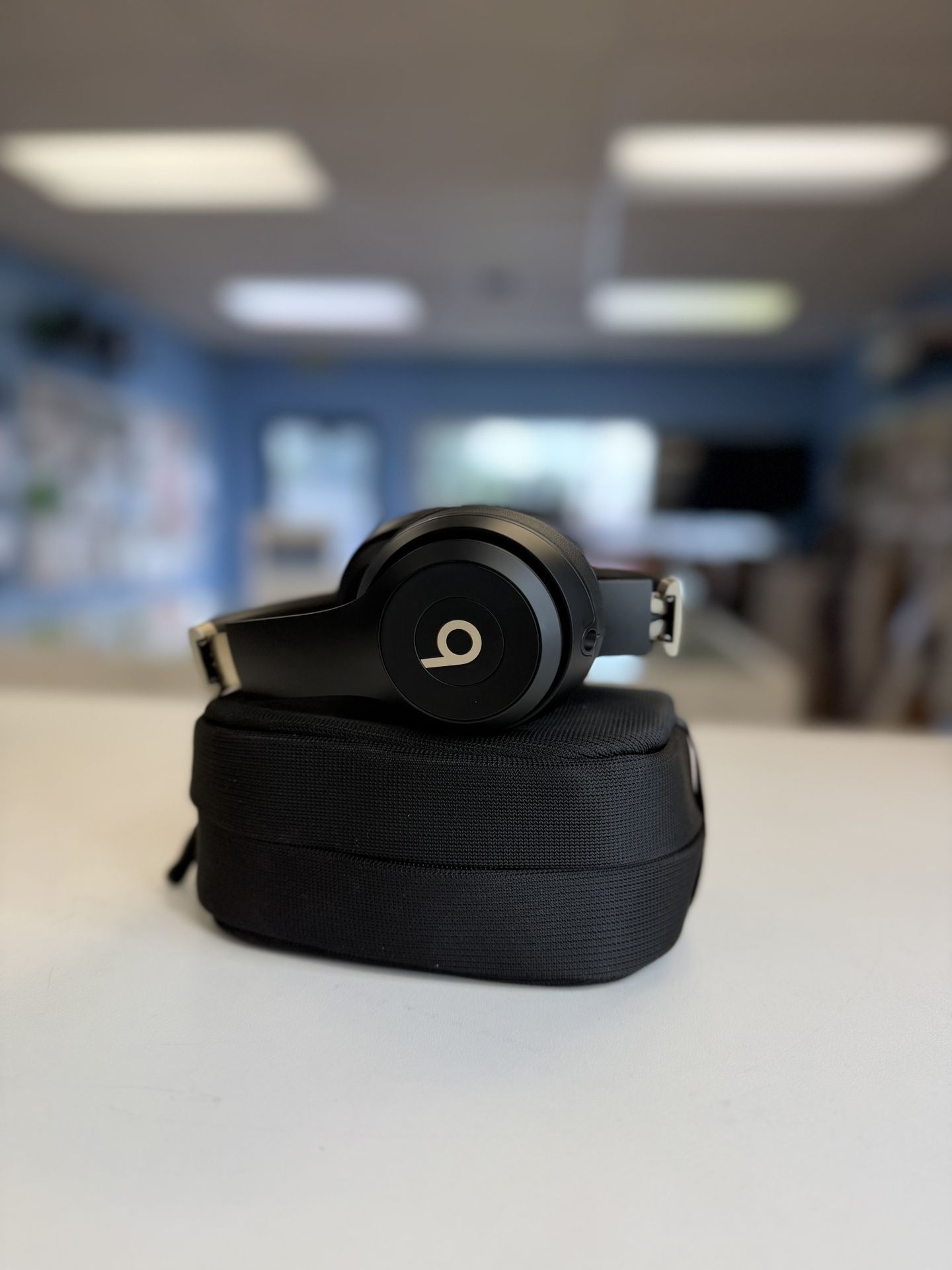 Beats Solo 4 Wireless Noise Cancellation Black & gold with Apple care till 2025