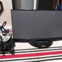 BOSE. SOUND DOCK SERIES II DIGITAL MUSIC SYSTEM WITH ADAPTER AND AUX CABLE.....NO REMOTE CONTROL...USE MANUALLY. SOUND VERY GOOD