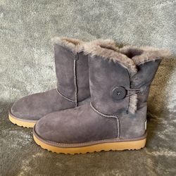 UGG BAILEY BUTTON ll 🔥 Size 7