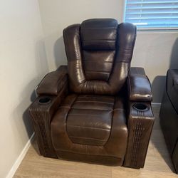 Eric Church Top Grain Leather Chair Electric Working Reclining and head rest reclining beautiful set  Pet free smoke free immaculate home there is som