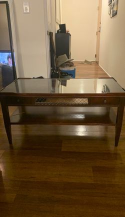 Solid Wood Coffee Table w. Glass Top Overlay