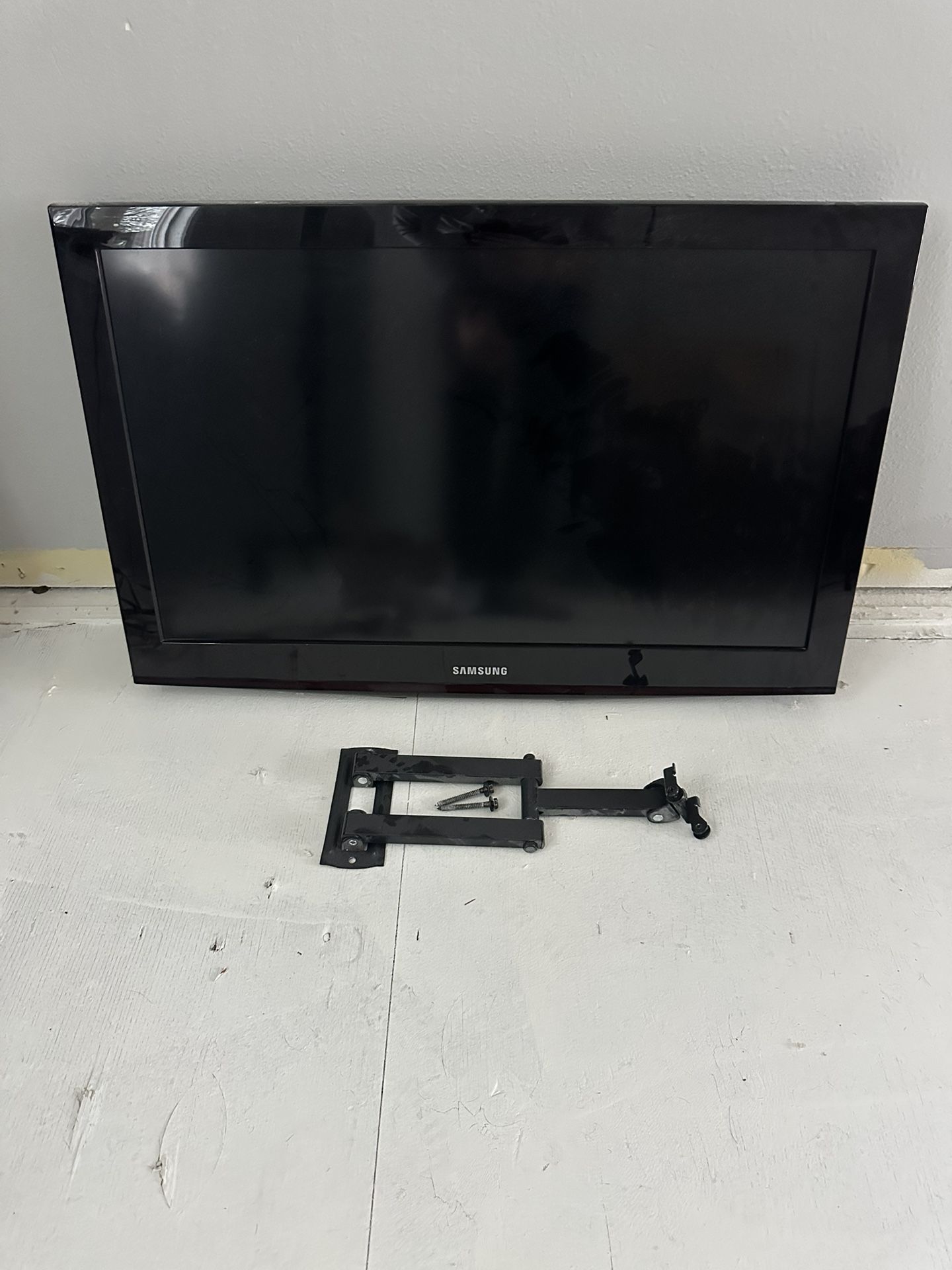 32” Samsung tv with Mount