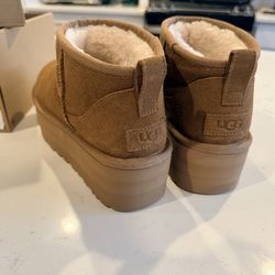 Women’s Ugg ultra mini platform size 8