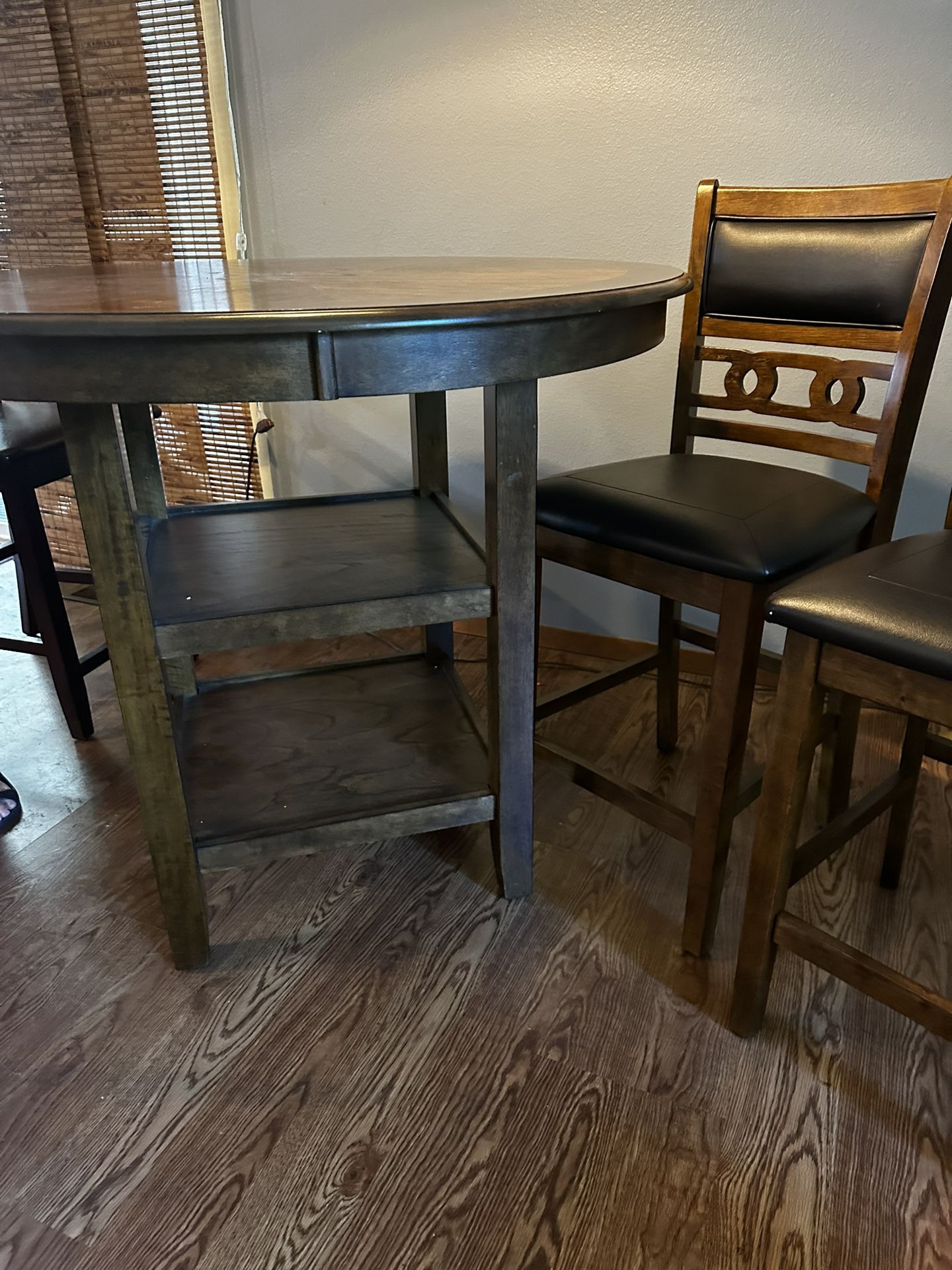 Round Kitchen Table With Chairs 