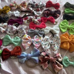 Bows And Pom Pom On Nylon 