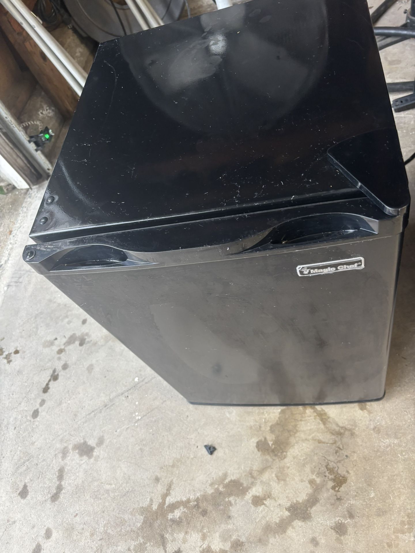 Two Small Refrigerators And A Microwave All Three For $100